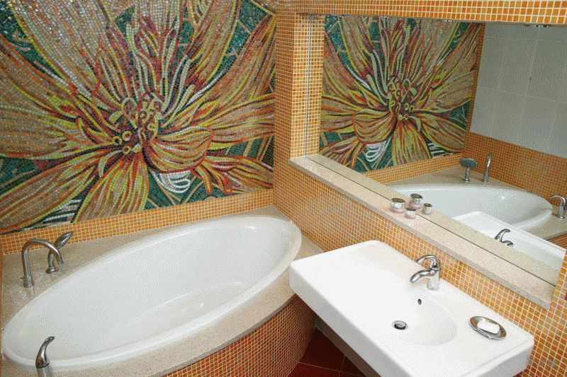 Цветочное панно в ванной