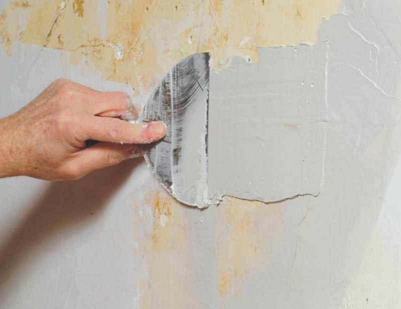 Шпаклевку используют при незначительных дефектах или как заключительный этап по выравниванию стен, поэтому наносится она тонким слоем и высыхает очень быстро